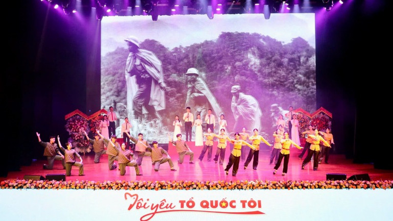 Tiết mục văn nghệ tại đại hội.