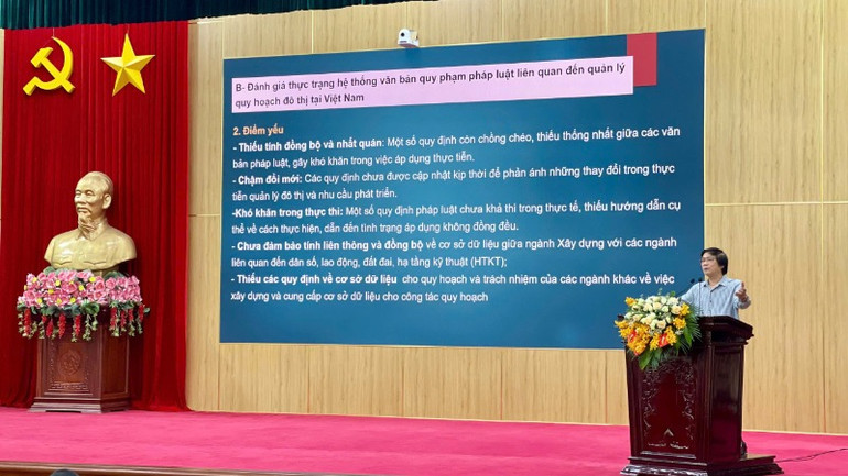 Kiến trúc sư Trần Ngọc Chính, Chủ tịch Hội Quy hoạch phát triển đô thị Việt Nam giới thiệu chuyên đề "Quản lý quy hoạch đô thị và những vấn đề đặt ra đối với quản lý đô thị di sản thiên niên kỷ".