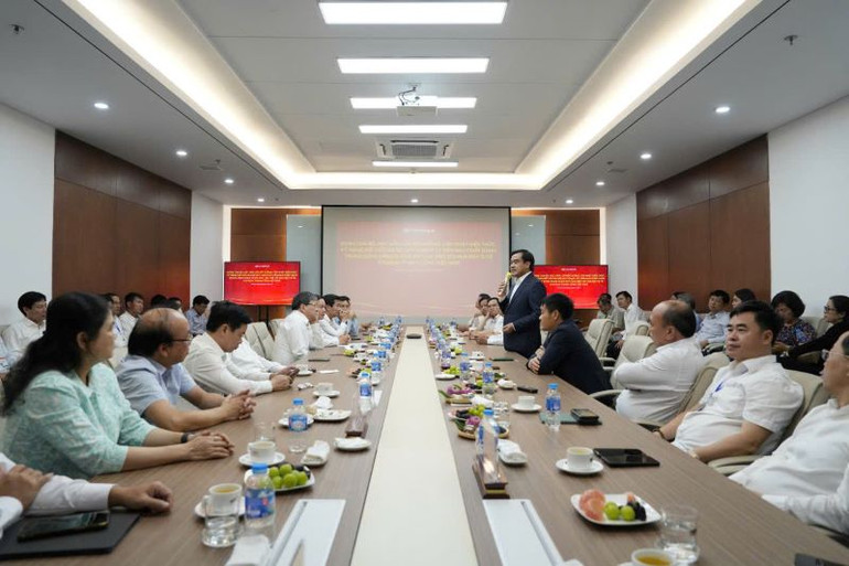 Chủ tịch Tập đoàn Thành Công Nguyễn Anh Tuấn phát biểu tại buổi làm việc với đoàn công tác. (Ảnh: ĐỨC LAM)