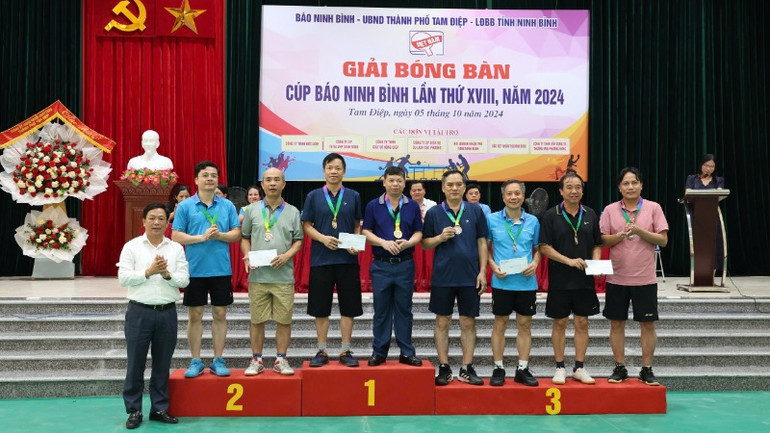 Kết thúc giải, Ban Tổ chức trao giải Nhất, Nhì, Ba cho các đội ở các nội dung thi đấu. (Ảnh: MINH QUANG)