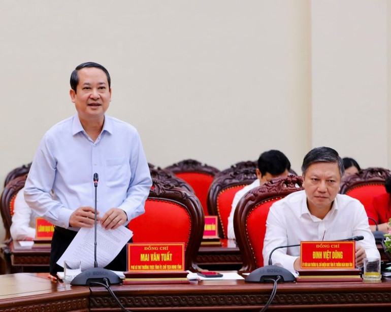 Đồng chí Mai Văn Tuất, Phó Bí thư Thường trực Tỉnh ủy, Chủ tịch Hội đồng nhân dân tỉnh Ninh Bình phát biểu tại buổi làm việc. (Ảnh:ĐỨC LAM)