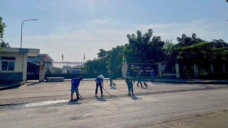 Công nhân Công ty cổ phần Bình Điền Ninh Bình tham gia dọn vệ sinh tại khuôn viên công ty.
