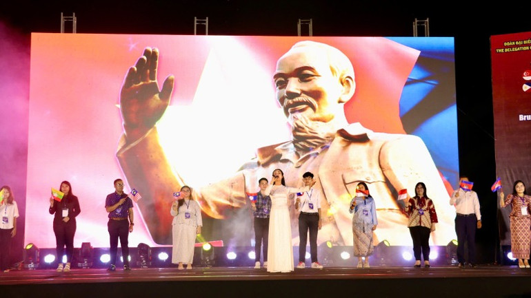 Tiết mục "Bài ca Hồ Chí Minh" ngợi ca cuộc đời, sự nghiệp vĩ đại của vị lãnh tụ kính yêu của người dân Việt Nam.