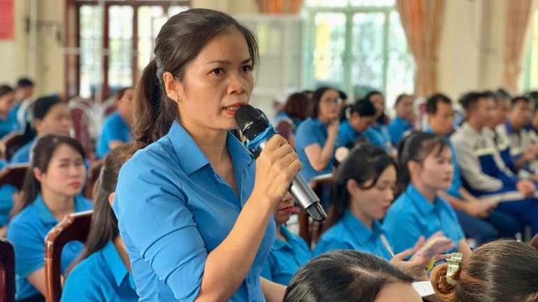 Đại diện cử tri nêu ý kiến, kiến nghị.