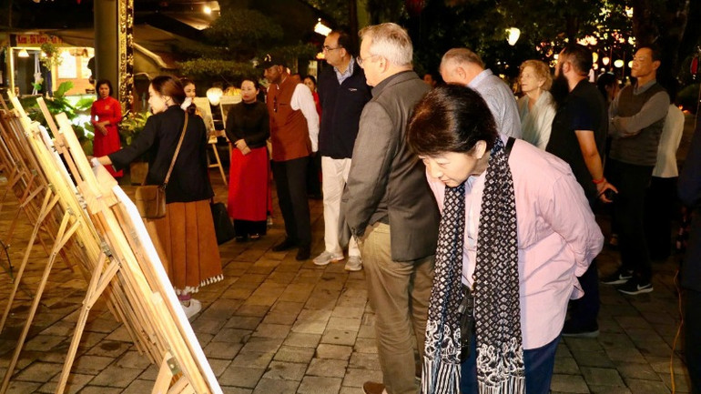 Nhiều đại biểu thích thú khi được thưởng thức các hoạt động văn hóa, văn nghệ như: Biểu diễn âm nhạc trên hồ Kỳ Lân; thưởng thức nghệ thuật hát Xẩm, nhảy sạp, …