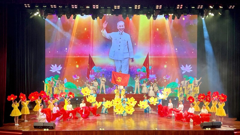 Chương trình văn nghệ tại lễ tôn vinh. Chương trình văn nghệ tại lễ tôn vinh.