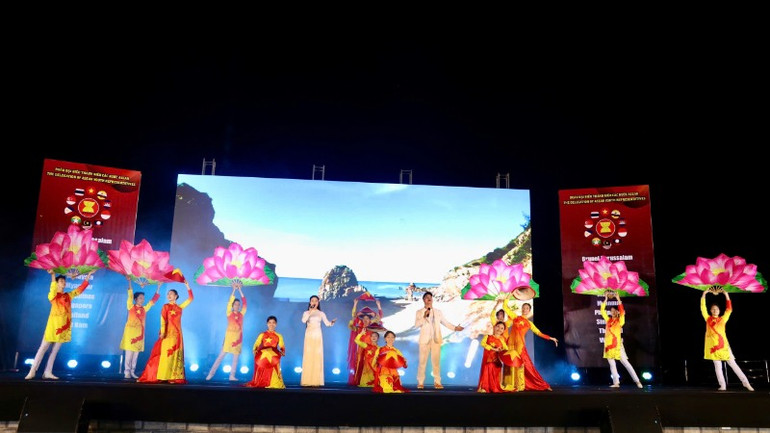 Tiết mục "Một vòng Việt Nam" đưa khán giả khám phá hành trình đầy cảm xúc qua các miền quê đất nước, vẻ đẹp văn hóa, con người đất Việt.