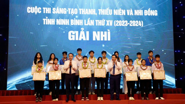 Phó Chủ tịch Thường trực Ủy ban nhân dân tỉnh Ninh Bình Tống Quang Thìn, Trưởng Ban tổ chức Cuộc thi và ông Nguyễn Xuân Tiến, Giám đốc Quỹ hỗ trợ Sáng tạo kỹ thuật Việt Nam (Vifotec) trao Giấy Chứng nhận, vòng nguyệt quế cho các tác giả đoạt giải Nhì.