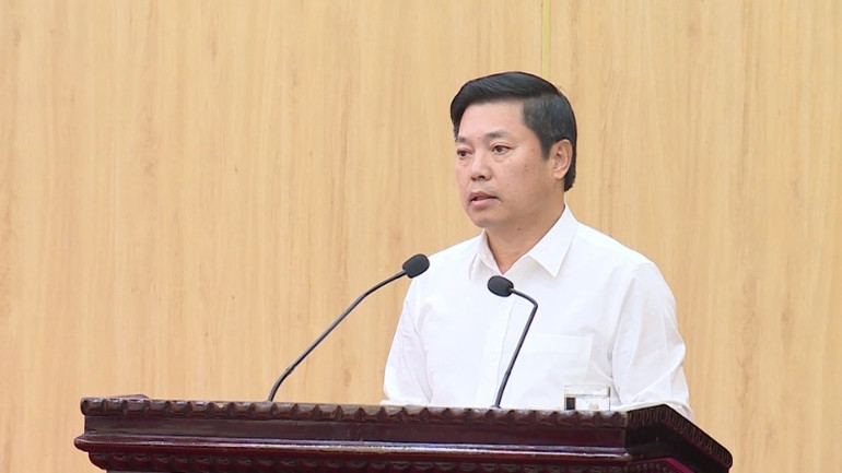 Đồng chí Lê Hữu Quý, Trưởng Ban Nội chính Tỉnh ủy Ninh Bình quán triệt Quy định số 178-QĐ/TW tại hội nghị.