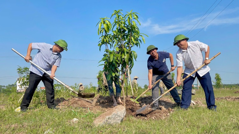 Lãnh đạo Ban Quản lý khu công nghiệp tỉnh Ninh Bình và Công ty TNHH Chang Xin Việt Nam trồng cây tại khuôn viên khu công nghiệp Khánh Phú, huyện Yên Khánh.