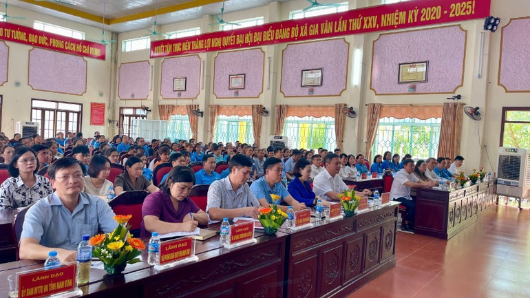 Các đại biểu dự Hội nghị tiếp xúc cử tri.