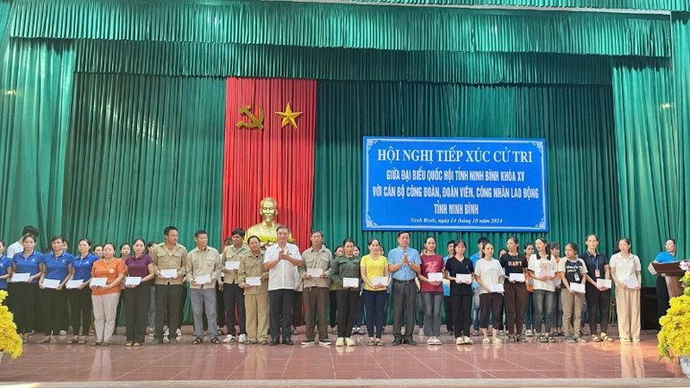 Các đoàn viên, người lao động có hoàn cảnh khó khăn bị ảnh hưởng của cơn bão số 3 được nhận quà tại Hội nghị tiếp xúc cử tri.