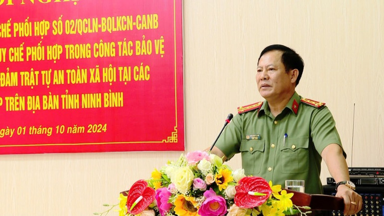 Đại tá Đinh Trọng Soạn, Phó Giám đốc Công an tỉnh Ninh Bình phát biểu tại hội nghị.