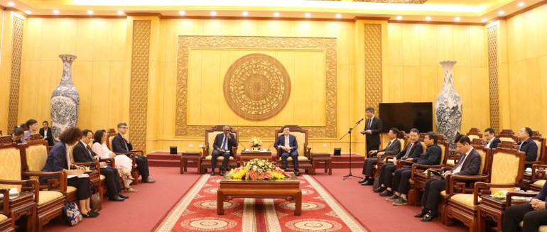 Đồng chí Đoàn Minh Huấn, Ủy viên Trung ương Đảng, Bí thư Tỉnh ủy Ninh Bình tiếp đoàn công tác của UNESCO.