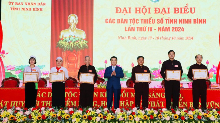 Bộ trưởng, Chủ nhiệm Ủy ban Dân tộc Hầu A Lềnh tặng Bằng khen cho 1 tập thể, 5 cá nhân có thành tích xuất sắc trong thực hiện công tác dân tộc và chính sách dân tộc của Đảng và Nhà nước.