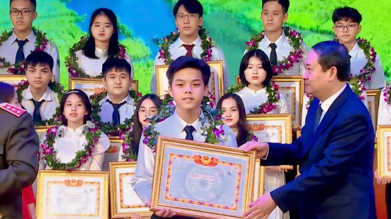 Đồng chí Mai Văn Tuất, Phó Bí thư Tỉnh ủy, Chủ tịch Hội đồng nhân dân tỉnh Ninh Bình trao thưởng cho các em đoạt giải trong kỳ thi chọn học sinh giỏi quốc gia trung học phổ thông, năm học 2023-2024. Đồng chí Mai Văn Tuất, Phó Bí thư Tỉnh ủy, Chủ tịch Hội đồng nhân dân tỉnh Ninh Bình trao thưởng cho các em đoạt giải trong kỳ thi chọn học sinh giỏi quốc gia trung học phổ thông, năm học 2023-2024.