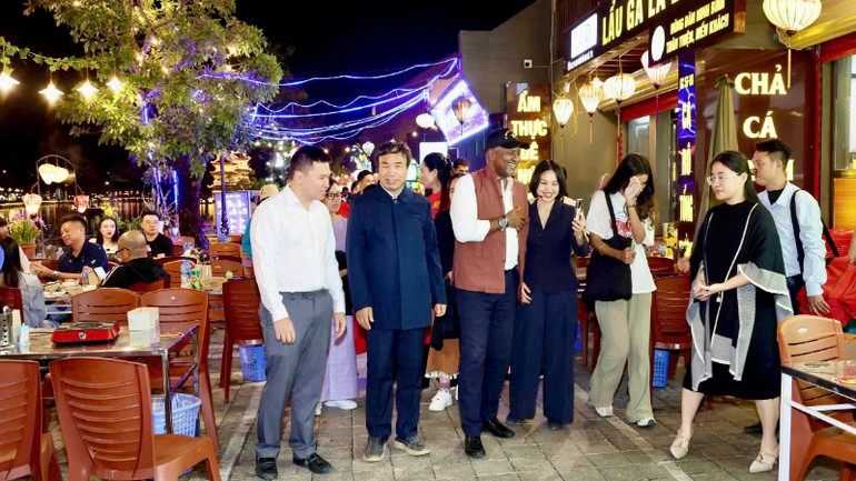 Tại khu ẩm thực, Đoàn đại biểu của UNESCO có cảm nhận sâu sắc hơn về sự đón tiếp nồng hậu của tỉnh; tinh thần vui vẻ, lạc quan, niềm tự hào về di sản thế giới của những người làm du lịch, cùng cách phục vụ, món ăn ở Ninh Bình cũng rất thú vị... đúng như thương hiệu mà Ninh Bình đã nhận được là “Điểm đến thân thiện nhất thế giới”.