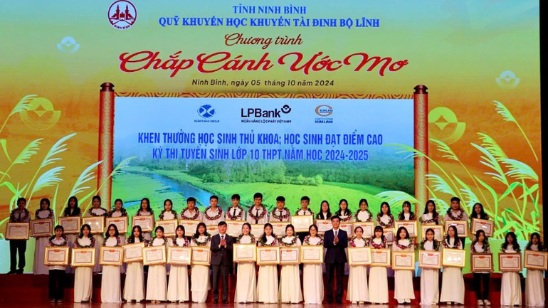 Năm nay, Quỹ Khuyến học, khuyến tài Đinh Bộ Lĩnh tỉnh Ninh Bình tiếp tục có sự đổi mới, điều chỉnh, việc xét thưởng đối với học sinh đỗ đại học đạt điểm cao được chia theo tổ hợp môn thuộc nhóm khối tự nhiên và nhóm khối xã hội. Năm nay, Quỹ Khuyến học, khuyến tài Đinh Bộ Lĩnh tỉnh Ninh Bình tiếp tục có sự đổi mới, điều chỉnh, việc xét thưởng đối với học sinh đỗ đại học đạt điểm cao được chia theo tổ hợp môn thuộc nhóm khối tự nhiên và nhóm khối xã hội.