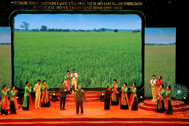 Các tiết mục văn nghệ đặc sắc tưởng nhớ công ơn của Bác tại buổi lễ. (Ảnh: HẢI YẾN)