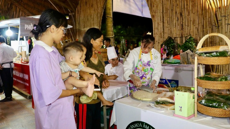 Du khách thưởng thức nhiều món ăn hấp dẫn, đặc sắc tại lễ hội.