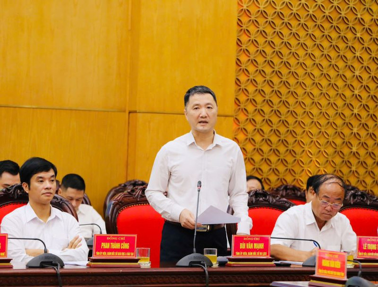 Giám đốc Sở Du lịch Ninh Bình Bùi Văn Mạnh phát biểu tại hội nghị.