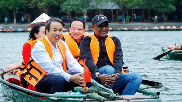 Vui mừng khi cộng đồng dân cư ở đây luôn có ý thức và trách nhiệm chung tay cùng chính quyền địa phương, doanh nghiệp để bảo vệ di sản, Đoàn đại biểu bày tỏ mong muốn, trên cơ sở các định hướng phát triển bền vững, các đề án khoa học được liên kết triển khai, Ninh Bình tiếp tục bảo tồn và phát huy các giá trị di sản gắn với bảo vệ môi trường sinh thái, phát triển du lịch bền vững; góp phần thực hiện tốt các yêu cầu, khuyến nghị của UNESCO để bảo tồn, phát huy và trao truyền nguyên vẹn giá trị của di sản thế giới này cho thế hệ mai sau.