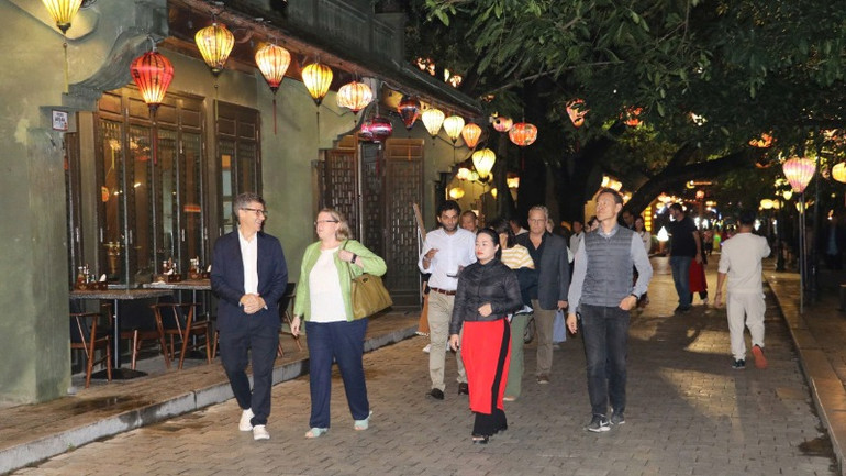 Tham quan, trải nghiệm tại phố cổ Hoa Lư, các đại biểu được chiêm ngưỡng kiến trúc và không gian truyền thống đặc sắc, với những ngôi nhà lợp mái ngói, cột gỗ, và trang trí đèn lồng rực rỡ.