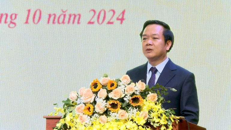 Chủ tịch Ủy ban nhân dân tỉnh Ninh Bình Phạm Quang Ngọc phát biểu tại buổi gặp mặt các doanh nghiệp nhân Ninh Bình kỷ niệm 20 năm ngày Doanh nhân Việt Nam.