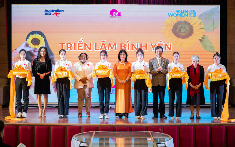 Khai mạc Triển lãm và ra mắt cuốn sách "Đi về phía bình yên".