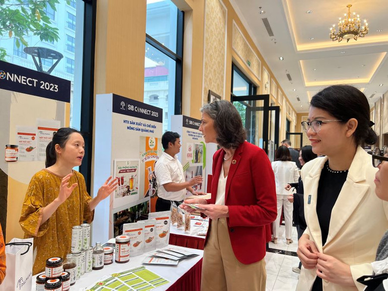 Bà Ramla Khalidi (áo đỏ) đi thăm các gian hàng tại sự kiện.