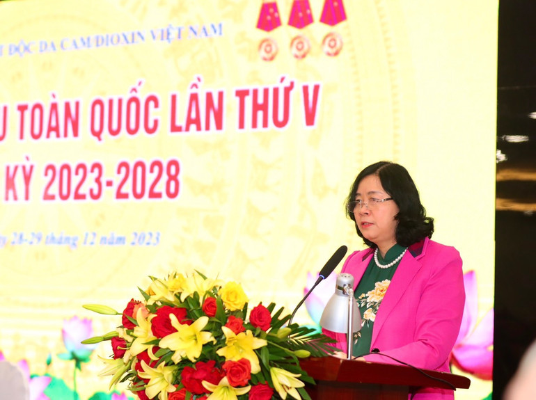 Đồng chí Bùi Thị Minh Hoài phát biểu ý kiến tại Đại hội.