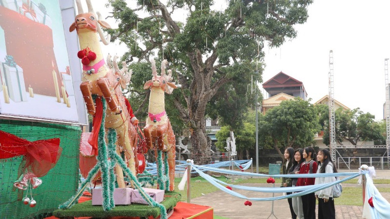 Các bạn trẻ thích thú với các tiểu cảnh trang trí Noel tại nhà thờ. Các bạn trẻ thích thú với các tiểu cảnh trang trí Noel tại nhà thờ.