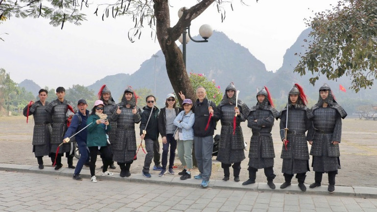 Du khách nước ngoài thích thú khi trải nghiệm tại chương trình.