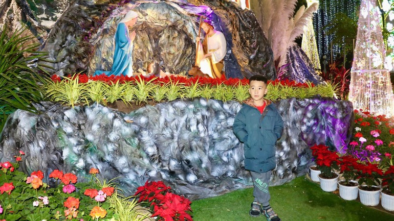 Năm nay, những điểm check-in tại đây đã được trang hoàng từ khá sớm với những cây thông, tuần lộc, ánh đèn lung linh. Năm nay, những điểm check-in tại đây đã được trang hoàng từ khá sớm với những cây thông, tuần lộc, ánh đèn lung linh.