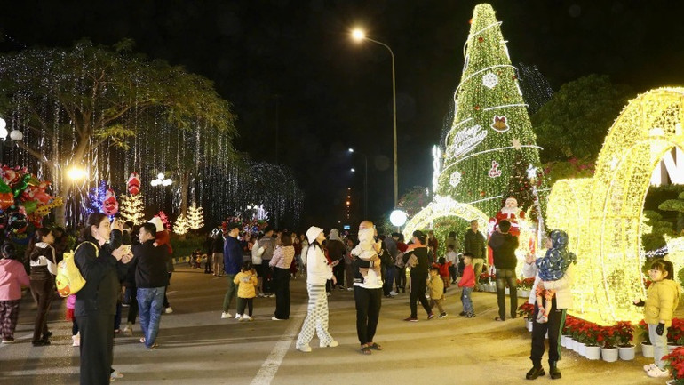 Là địa điểm quen thuộc với nhiều người tại khu vực thành phố Ninh Bình, dịp này Khu đô thị Xuân Thành cũng đã thu hút một lượng lớn khách du lịch đến vui chơi trong niềm vui mừng, háo hức. Là địa điểm quen thuộc với nhiều người tại khu vực thành phố Ninh Bình, dịp này Khu đô thị Xuân Thành cũng đã thu hút một lượng lớn khách du lịch đến vui chơi trong niềm vui mừng, háo hức.
