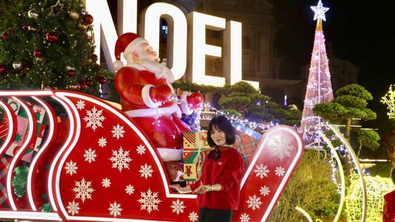 Tiết trời se se lạnh của mùa Giáng sinh năm nay, có lẽ càng tạo thêm không khí phấn khởi, rộn ràng và nhộn nhịp. Tiết trời se se lạnh của mùa Giáng sinh năm nay, có lẽ càng tạo thêm không khí phấn khởi, rộn ràng và nhộn nhịp.