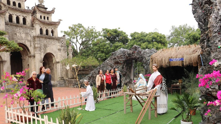 Dịp này, du khách đến với nhà thờ rất đông nên mọi công tác chuẩn bị để bảo đảm trật tự, an toàn đều đã sẵn sàng. Dịp này, du khách đến với nhà thờ rất đông nên mọi công tác chuẩn bị để bảo đảm trật tự, an toàn đều đã sẵn sàng.