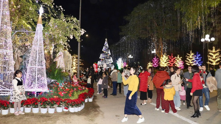 Đêm giáng sinh, trên những tuyến đường, ngõ xóm, các khu điểm du lịch tại Ninh Bình đều được trang hoàng lộng lẫy, khoác lên vẻ vui tươi, rộn ràng. Đêm giáng sinh, trên những tuyến đường, ngõ xóm, các khu điểm du lịch tại Ninh Bình đều được trang hoàng lộng lẫy, khoác lên vẻ vui tươi, rộn ràng.