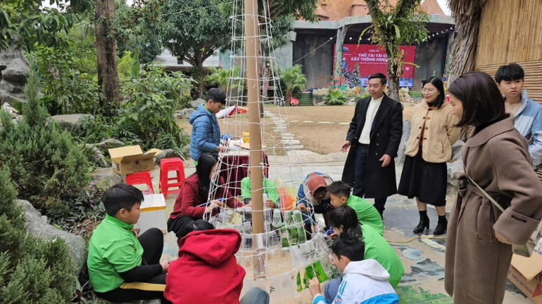 Cuộc thi "Thử tài tái chế cây thông Noel" tại Khu vui chơi giải trí Công viên Khủng Long thu hút đông đảo các bạn trẻ tham gia. Cuộc thi "Thử tài tái chế cây thông Noel" tại Khu vui chơi giải trí Công viên Khủng Long thu hút đông đảo các bạn trẻ tham gia.