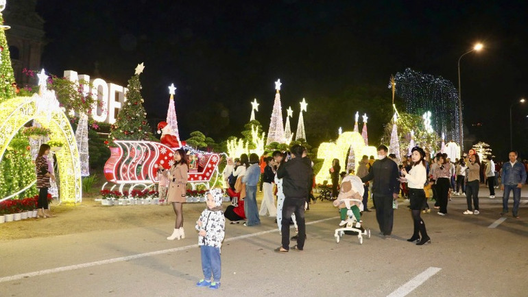 Để giúp người dân đón đêm Giáng sinh vui vẻ, an toàn lực lượng Công an tỉnh cũng đã huy động tối đa lực lượng, phương tiện tham gia bảo đảm an ninh trật tự, an toàn giao thông. Để giúp người dân đón đêm Giáng sinh vui vẻ, an toàn lực lượng Công an tỉnh cũng đã huy động tối đa lực lượng, phương tiện tham gia bảo đảm an ninh trật tự, an toàn giao thông.