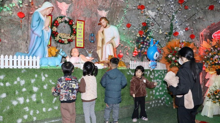 Với những hoạt cảnh do các giáo dân địa phương tự tay trang trí đều mang ý nghĩa nói về sự sinh ra, các hoạt động lớn lên, thời niên thiếu của Chúa Giê-su để người dân hiểu thêm về lễ Giáng sinh. Với những hoạt cảnh do các giáo dân địa phương tự tay trang trí đều mang ý nghĩa nói về sự sinh ra, các hoạt động lớn lên, thời niên thiếu của Chúa Giê-su để người dân hiểu thêm về lễ Giáng sinh.