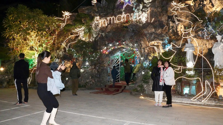 Một mùa Giáng sinh nữa lại về trong sự hân hoan, phấn khởi với người dân tỉnh Ninh Bình. Một mùa Giáng sinh nữa lại về trong sự hân hoan, phấn khởi với người dân tỉnh Ninh Bình.