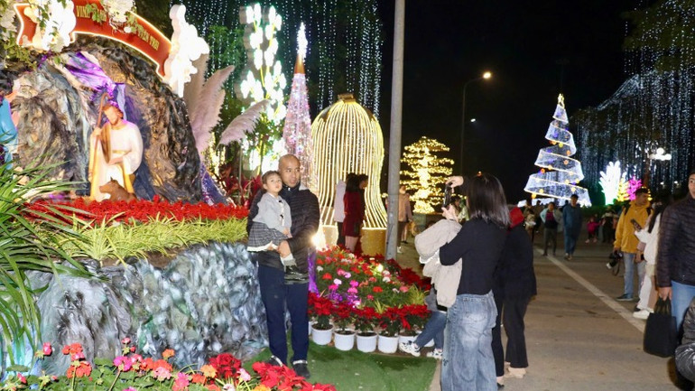 Trời càng về khuya, không khí Giáng sinh càng trở nên nhộn nhịp hơn. Mọi người cùng cầu nguyện cho cuộc sống an lành, hạnh phúc. Trời càng về khuya, không khí Giáng sinh càng trở nên nhộn nhịp hơn. Mọi người cùng cầu nguyện cho cuộc sống an lành, hạnh phúc.