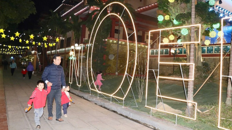 Thời gian qua, đồng bào công giáo ở giáo xứ luôn sống tốt đời, đẹp đạo với nhiều hoạt động thiết thực. Bà con tích cực tham gia các phong trào do địa phương phát động. Cuộc sống ổn định và kinh tế phát triển nên bà con có điều kiện chuẩn bị cho lễ Giáng sinh và đón chào năm mới chu đáo hơn. Thời gian qua, đồng bào công giáo ở giáo xứ luôn sống tốt đời, đẹp đạo với nhiều hoạt động thiết thực. Bà con tích cực tham gia các phong trào do địa phương phát động. Cuộc sống ổn định và kinh tế phát triển nên bà con có điều kiện chuẩn bị cho lễ Giáng sinh và đón chào năm mới chu đáo hơn.