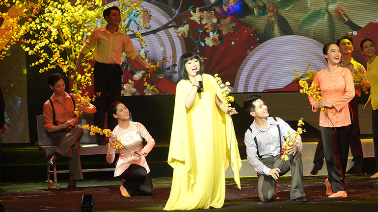 Ca sĩ Cẩm Vân mang không khí Tết đến với khán giả qua ca khúc quen thuộc "Lá thư ngày Tết".