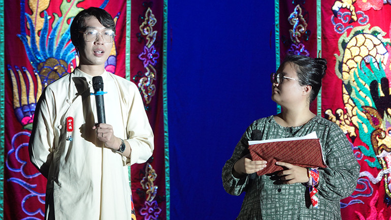 Diễn giả Vương Hoài Lâm (trái) đồng hành xuyên suốt chương trình "Ca biện phấn hành".