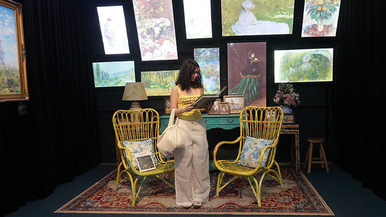 Không gian trưng bày hơn 100 tác phẩm tiêu biểu trong hành trình sự nghiệp của họa sĩ đại tài Claude Monet.