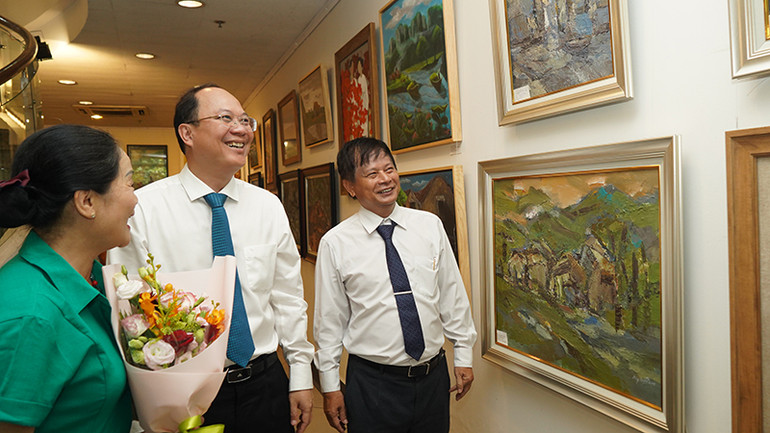 Các đại biểu tham quan Triển lãm. (Ảnh: Thế Anh)