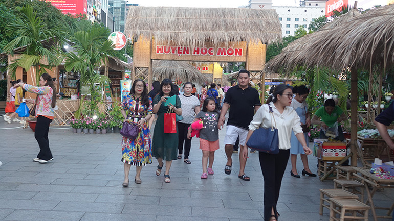 Không gian 5 huyện nông thôn mới của thành phố được tái hiện tại đường đi bộ Nguyễn Huệ. Không gian 5 huyện nông thôn mới của thành phố được tái hiện tại đường đi bộ Nguyễn Huệ.