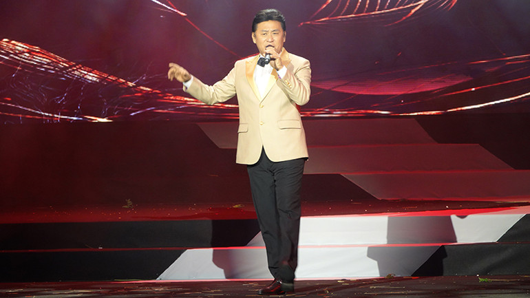 Nghệ sĩ Nhân dân Tạ Minh Tâm trình bày ca khúc chủ đề của chương trình "Tiếng hát từ mặt trời và ánh lửa".